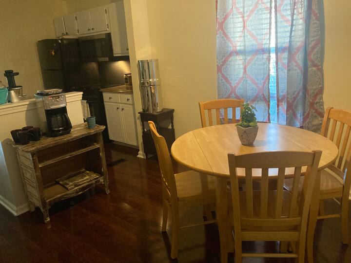 Nett, komfortabel und günstig in der Nähe der Innenstadt. - Airbnb