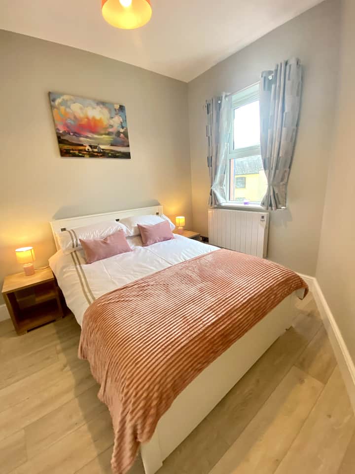 Spavaća soba 1. Bračni krevet s srednje čvrstim madracem.