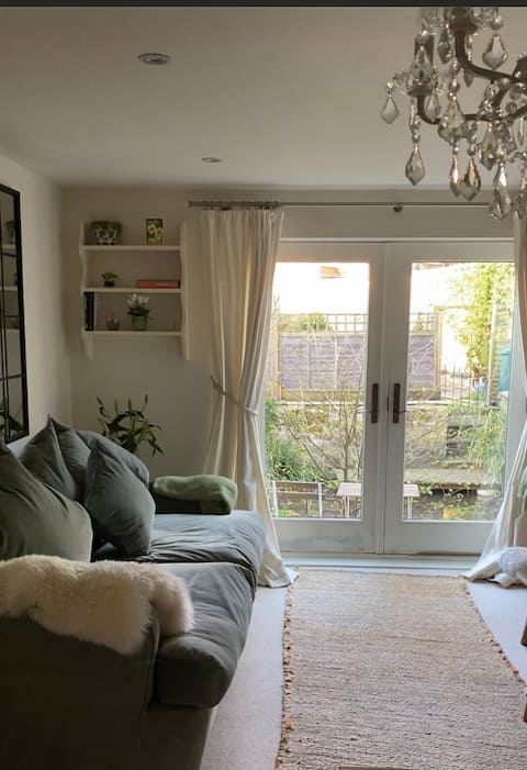 Top performing Airbnb: Beautiful Country ground floor flat in Shere in Guildford
