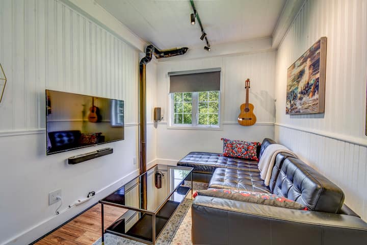 Modern 100yr-old Farmhouse On 250acres W/ Lake - Algonquin Provincial Park