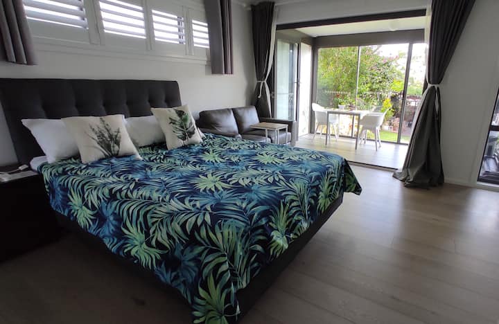 Zonnige slaapkamer met uitzicht op de tuin