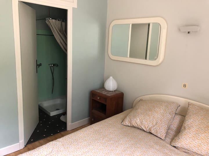 ห้องอัลมอนด์และพื้นที่ห้องส้วมพร้อมอ่างล้างหน้าและฝักบัว