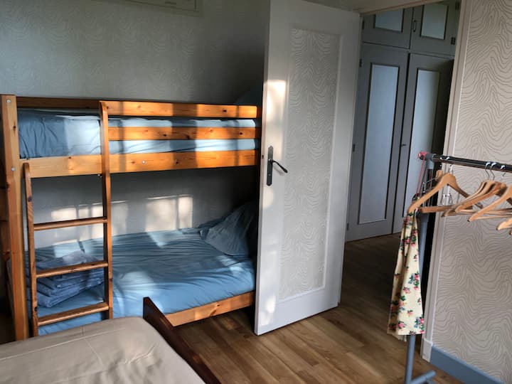 ห้องนอนสีฟ้าเตียงชั้นบน