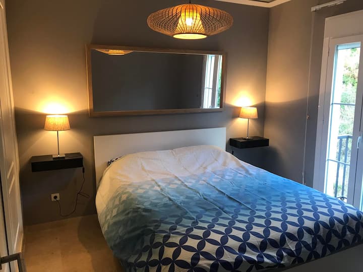 Habitación de invitados en el nivel de la sala