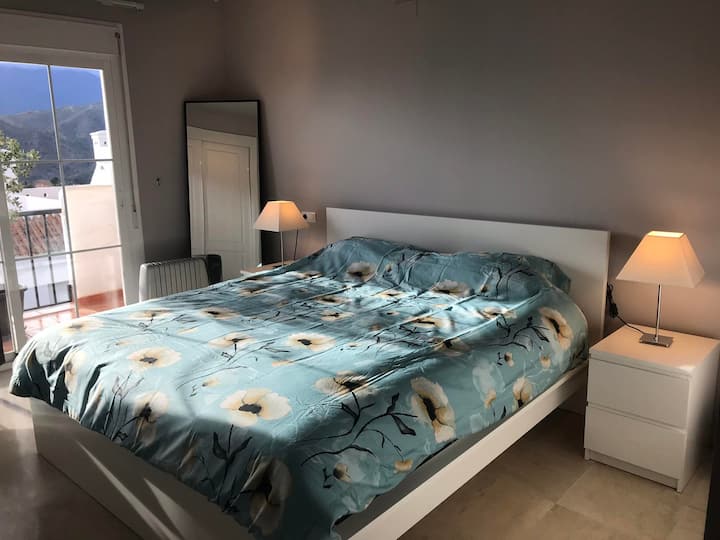 Cama en el dormitorio principal.