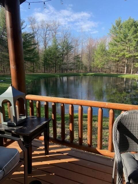 Cheerful 2 bedroom cabin with hot tub and pond