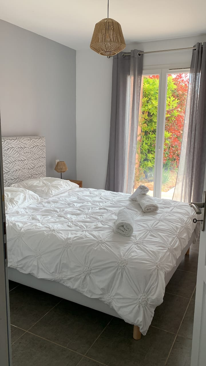 Dormitorio de planta baja con cama 160*200