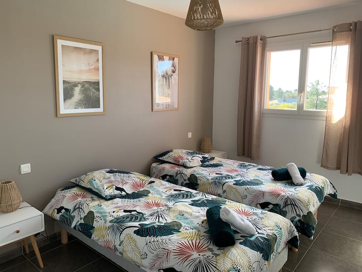 Piso del dormitorio con 2 camas. 