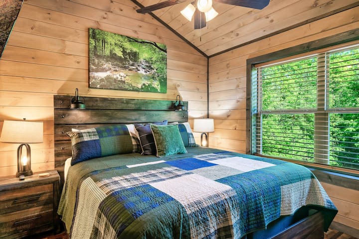 غرفة نوم في الطابق العلوي مع سرير مريح بحجم كبير. 