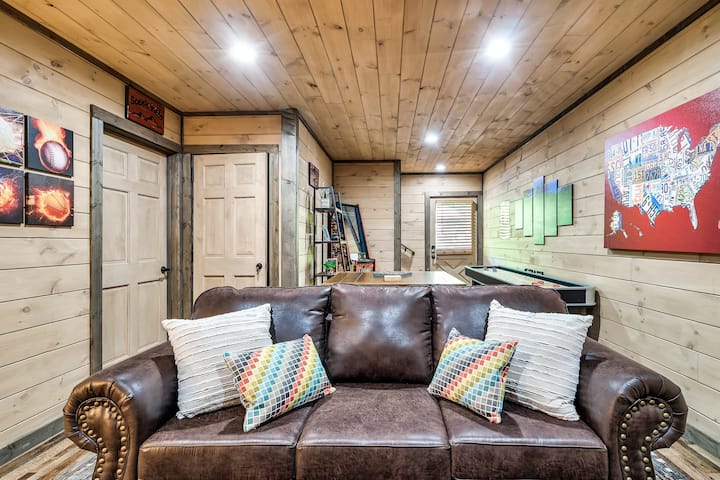 أريكة غرفة الألعاب تصنع سريرًا بحجم كبير