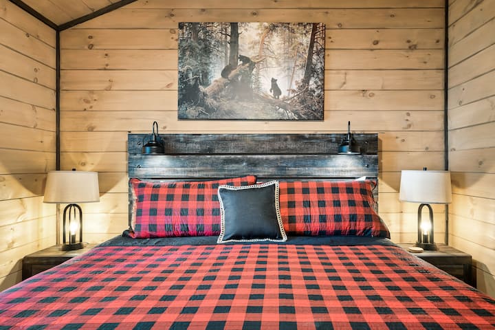 غرفة نوم في الطابق العلوي بسرير بحجم كبير