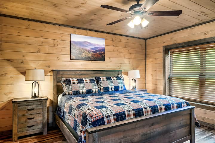 تقع غرفة النوم الرئيسية في الطابق السفلي وتتميز بسرير كبير الحجم وحمام رئيسي.