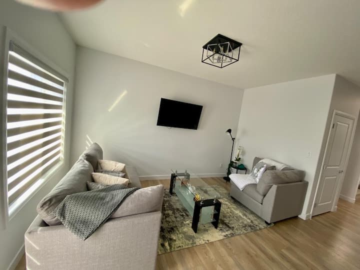 Clean,modern,stylish 4 Br Home In Convenient Loc. - Alberta