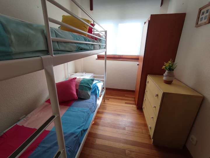 Tretia izba s poschodovými posteľami. Má šatník, komodu a nočný stolík.
Poschodové postele sú 80 cm.