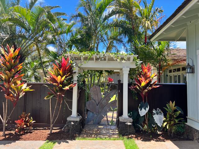 NEW! Luxury Plantation Home on Kiahuna Golf Course gallery image 2