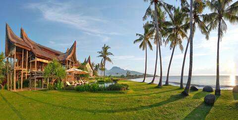 Luxury Ocean Front, 2,500sq ft Private Eco Villa!
