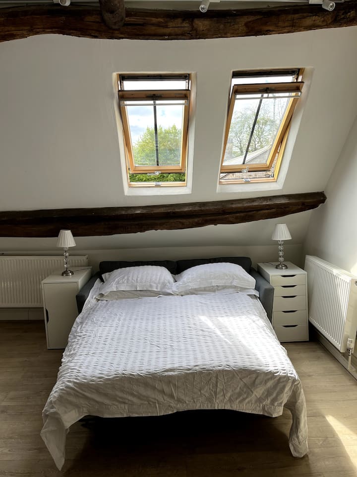 Ორადგილიანი გასაშლელი დივანი თეთრი ბამბის ზეწრებით, ბალიშის პირები და საბნის პირი