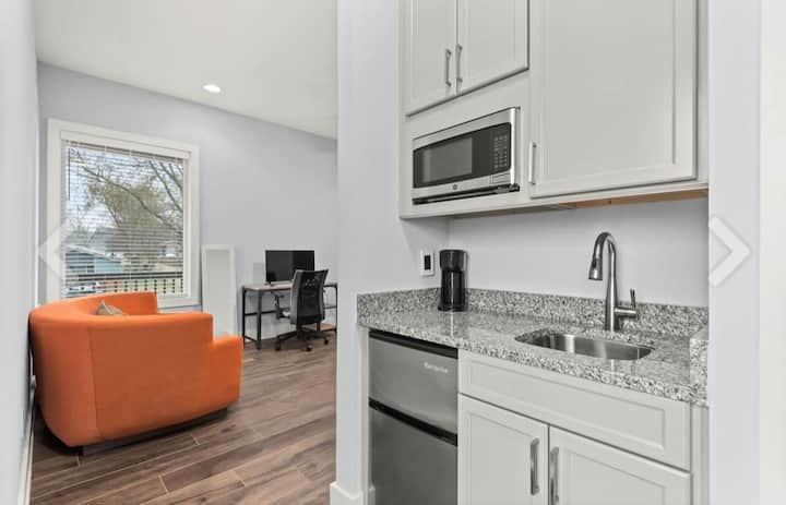 مطبخ صغير مع قهوة مجانية لتستمتع!