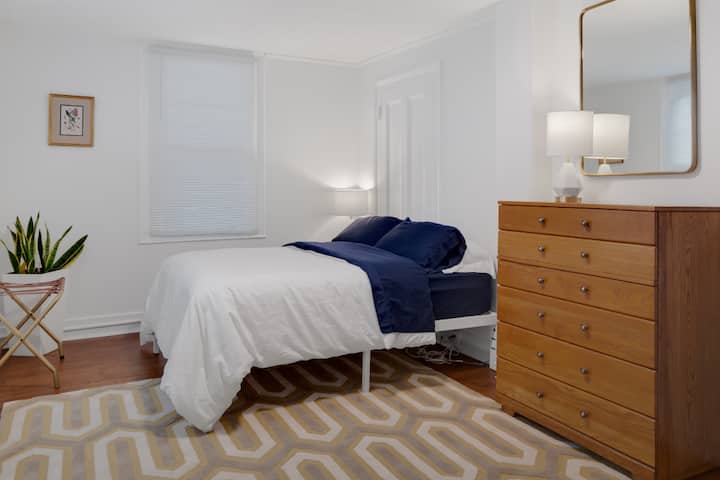 Chumba cha mgeni chenye kitanda cha watu wawili. Godoro ni coil ya mseto na povu la kumbukumbu, si laini sana wala thabiti sana.  Imenunuliwa Agosti 2021. 