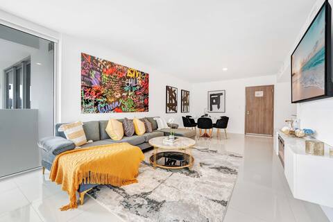 Beautiful 3 BR | Rooftop Pool | Spa | Gym