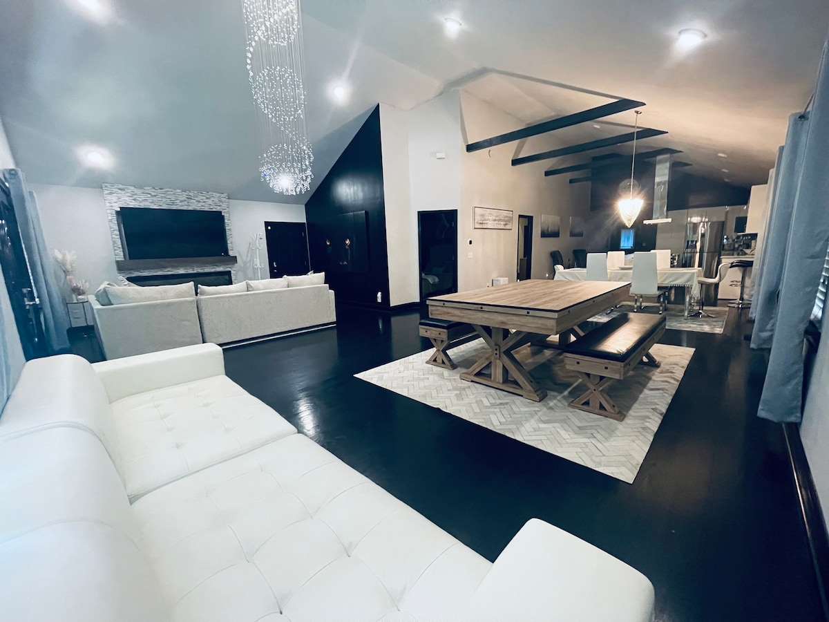 Top Airbnb: Elegant NW Atlanta Oasis, 2 Kitchens, Sauna, Patio in Grove Park