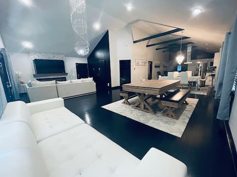 Top Airbnb: Elegant NW Atlanta Oasis, 2 Kitchens, Sauna, Patio in Grove Park