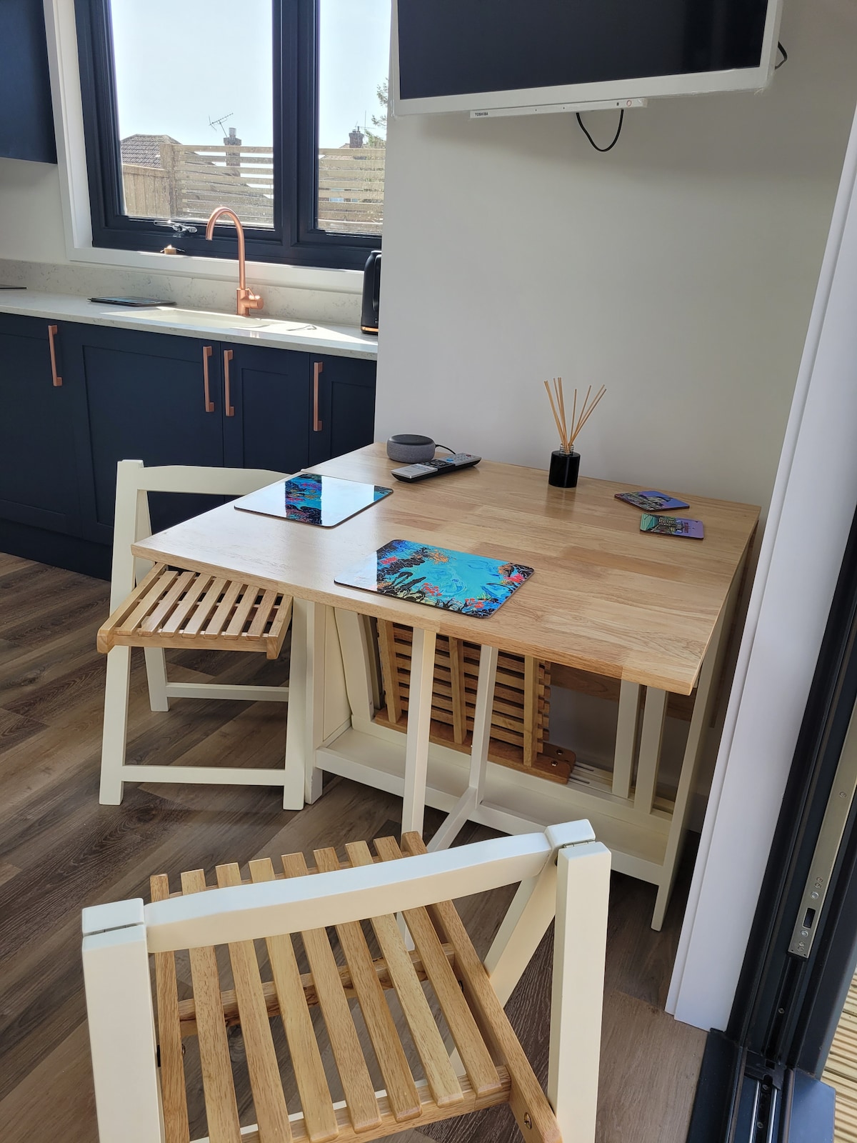 Top Airbnb: Charming getaway with a hot-tub & the sea nearby. in West Sussex