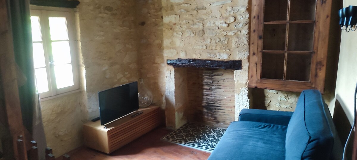 Ukumbi mdogo wa televisheni kwenye zizi la kondoo