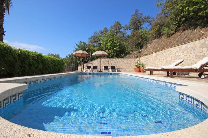 Privé villa met zwembad en fantastisch uitzicht gallery image 2