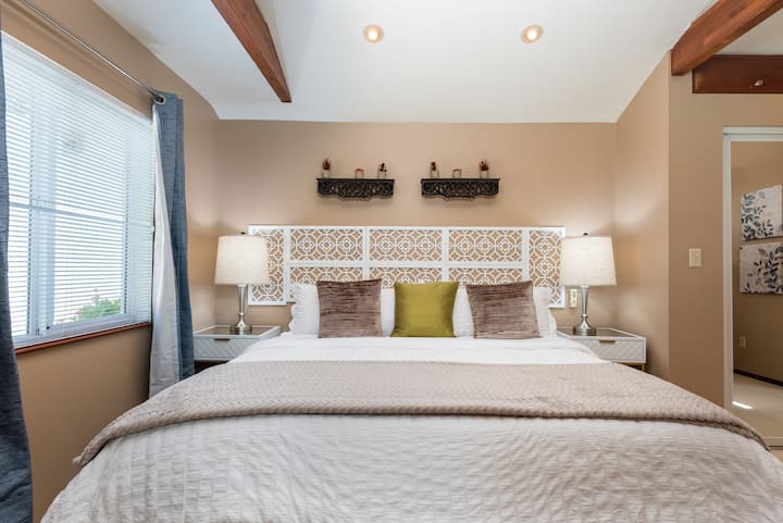 Брачен кревет (широк 150-179 см) во просторот за спиење во студио.