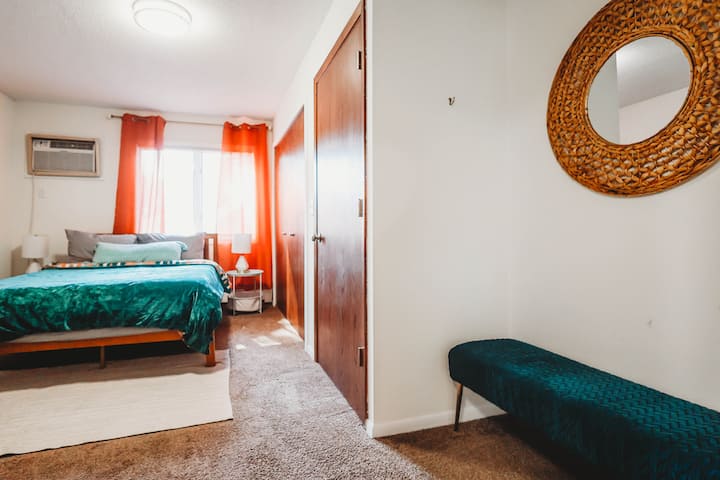 Кат 2, спална соба 3. Клупа и огледало за да се осигурате дека сте впечатливи како што сте во бањата пред да излезете на тој концерт вечерва! 