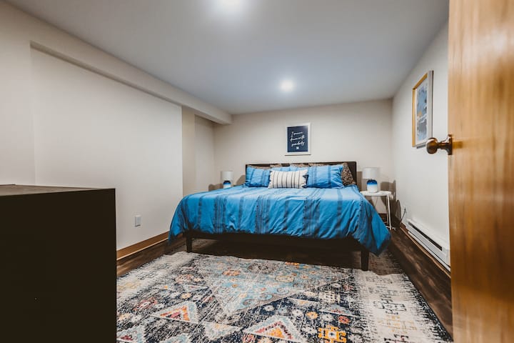 Подрум Спална соба 2. Душек со мемориска големина со големина на брачен кревет. Оваа спална соба останува толку ладна бидејќи е во подрумот, а кога ги користите завесите за затемнување на собата, таа е прекрасна. Дефинитивно нема да знаете колку време е толку доцна колку што сакате! 