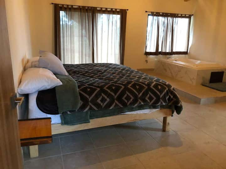 Მთავარი საძინებელი - ზედა სართული, აივანი, ჯაკუზი, აბაზანა-ტუალეტი