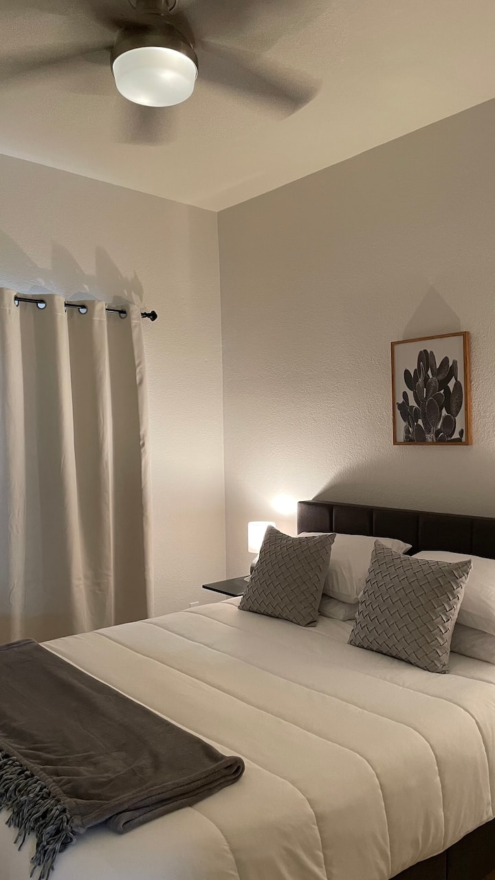 Нощните шкафчета са оборудвани с USB контакти.