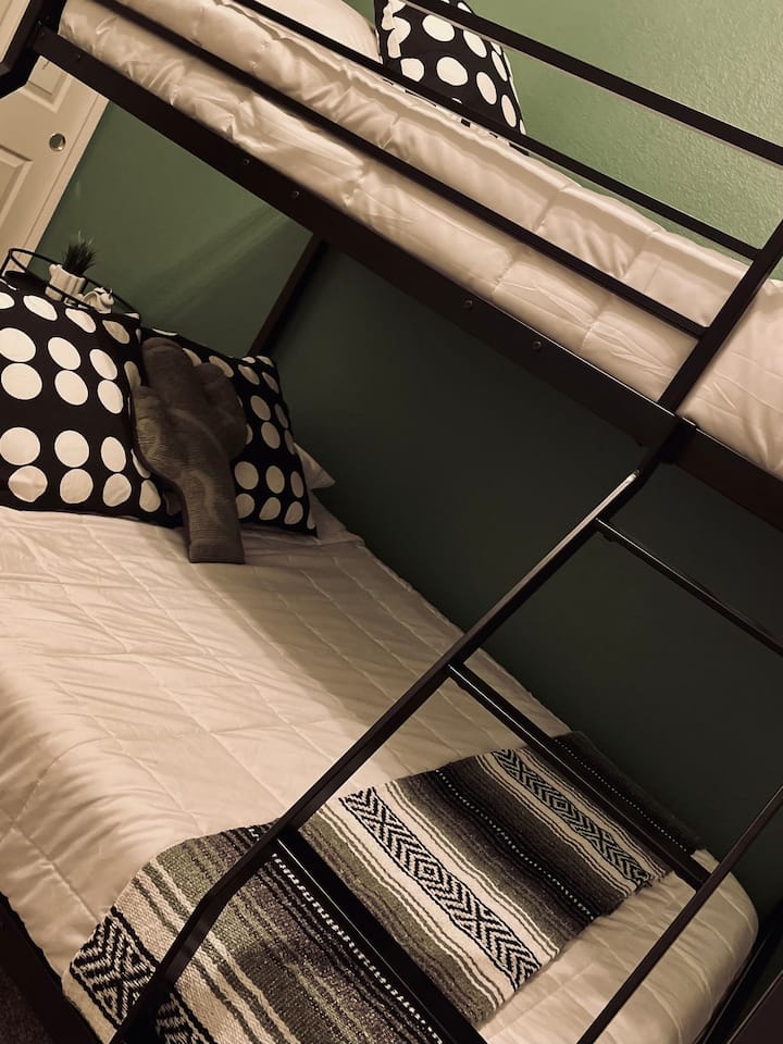 Двуетажна стая с две единични легла