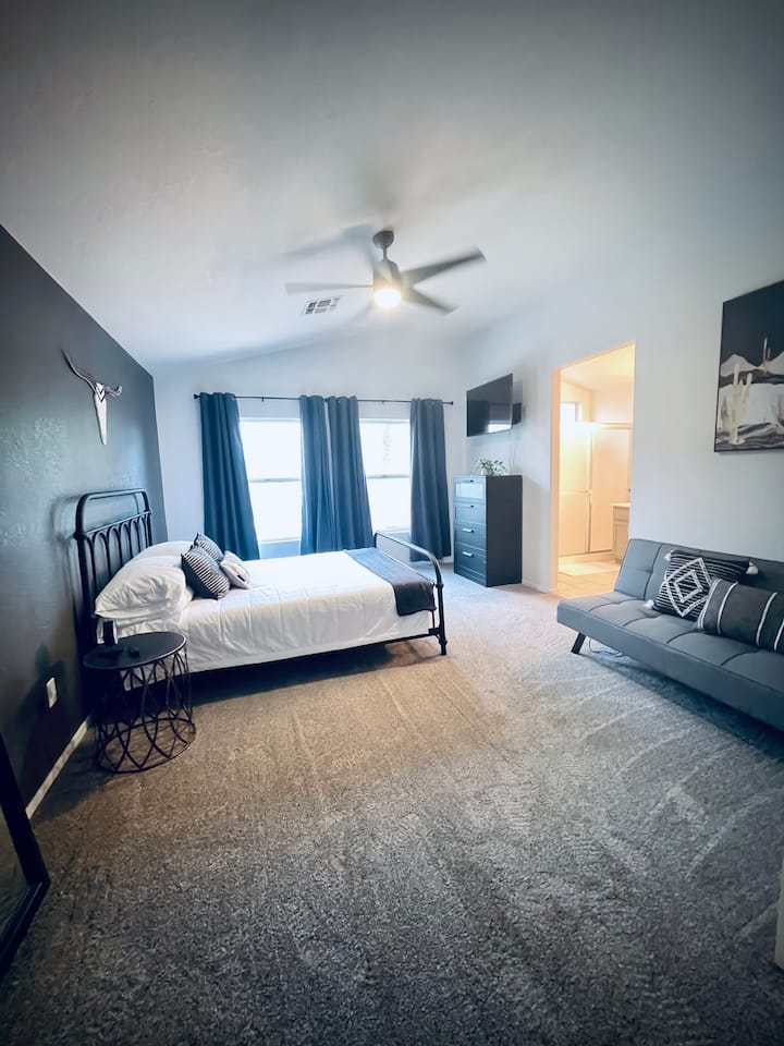 Вкусно декориран главен апартамент.