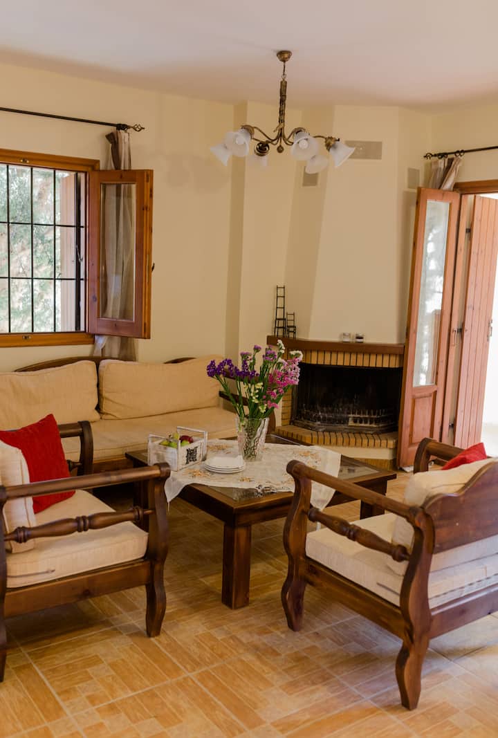 ห้องนั่งเล่นพร้อมวิวสวนและเตาผิง 