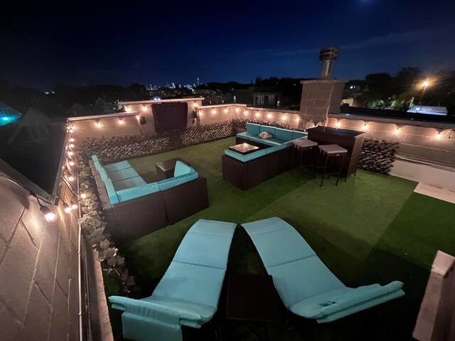 Stunning Greystone, 3500 sq ft, Rooftop, Sleeps 16 gallery image 3
