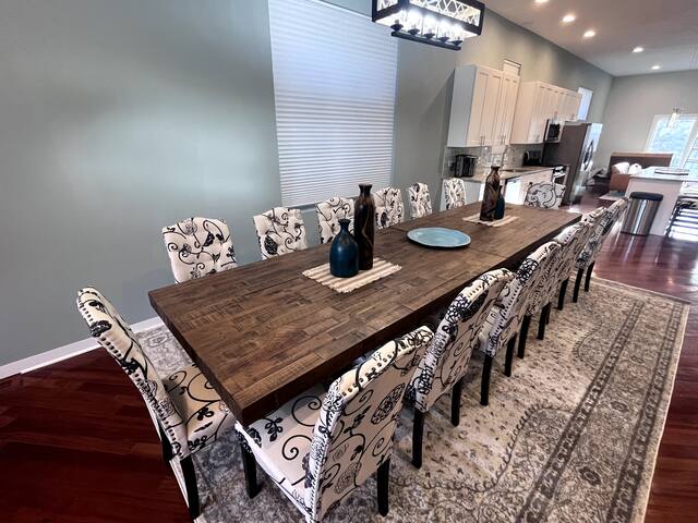 Stunning Greystone, 3500 sq ft, Rooftop, Sleeps 16 gallery image 5