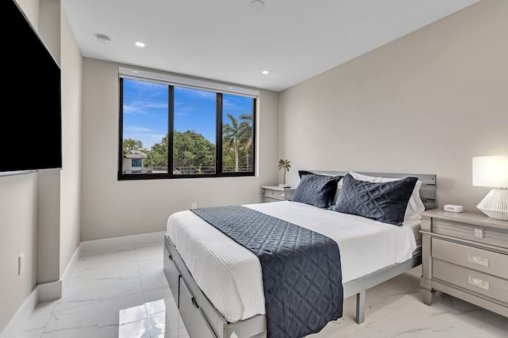 第三间卧室配有一张标准双人床。 