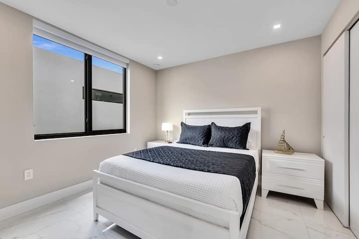 第二间卧室配备一张标准双人床。 