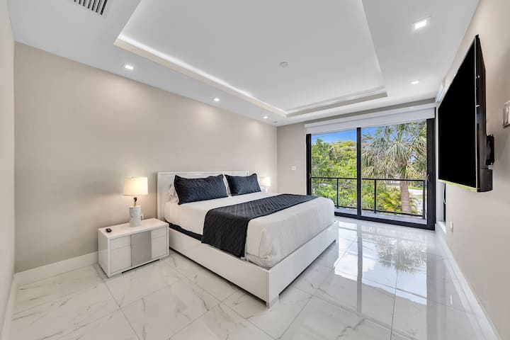 宽敞的主卧室，带阳台。 