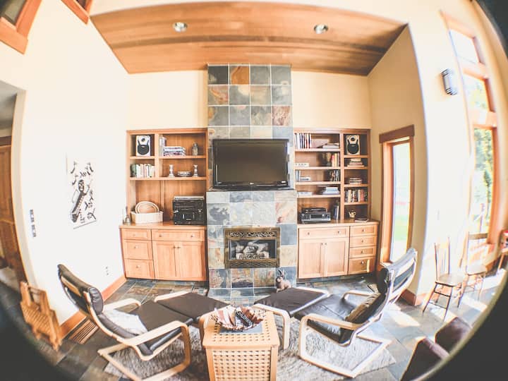 Gathering Place: Cozy Lakefront Retreat + Pvt Dock - Lake Crescent, WA