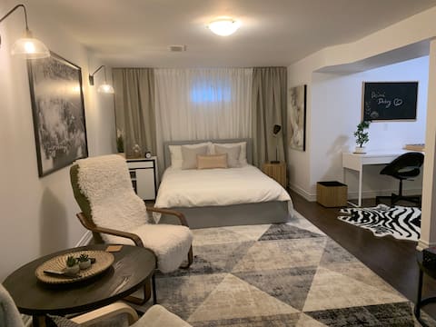Top Airbnb: Cozy & stylish basement apartment in Mississauga in Erin Mills