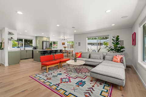 Stunning MCM Home Sleeps 8 + AC