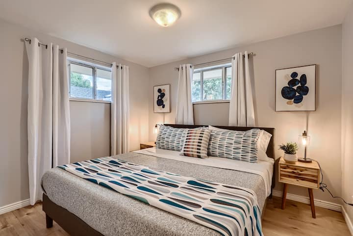 Goditi il riposo in questo letto matrimoniale grande dopo una lunga giornata di viaggio.