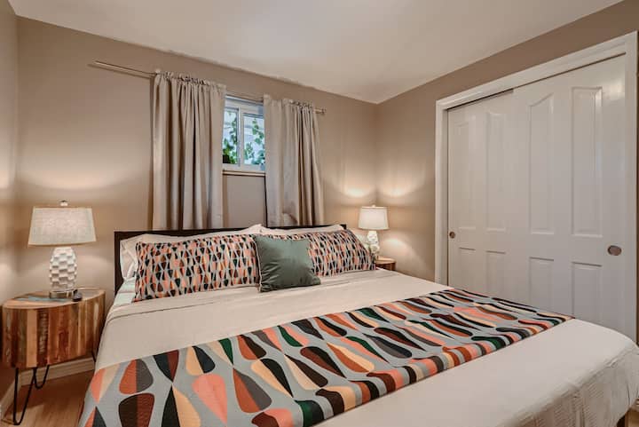 Camas tamaño king con bañera de hidromasaje cerca del centro y Red