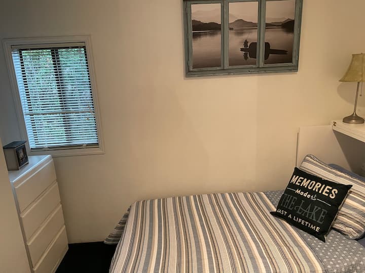 Მალიარდ-დაკი - ორადგილიანი საწოლი მთავარ ხის სახლში