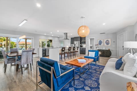 Top performing Airbnb: Waterfront, Dock, Heated Pool - Walk to beach! in Riviera Beach