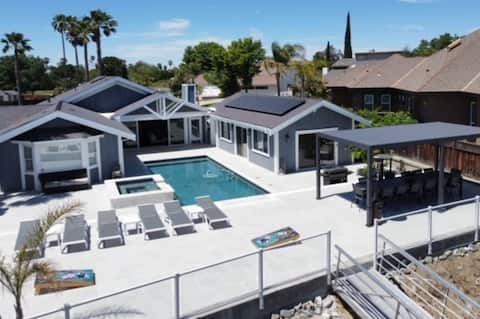 Waterfront w/ Pool/Jacuzzi & 6 Mins to Fast Water